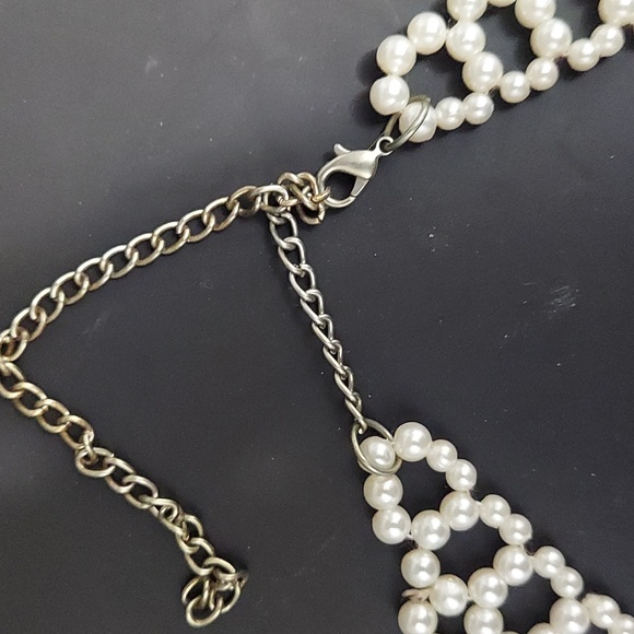 Faux Pearl Collar - Picture 2 of 4